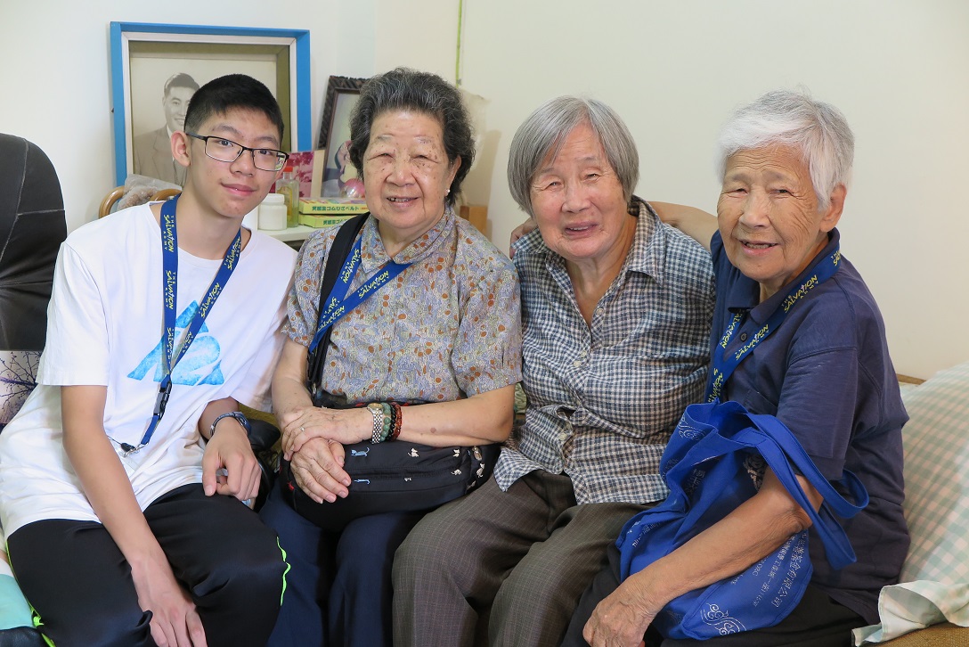 Choi prefers living alone to staying with her children overseas. The frequent visits of volunteers make her happy.